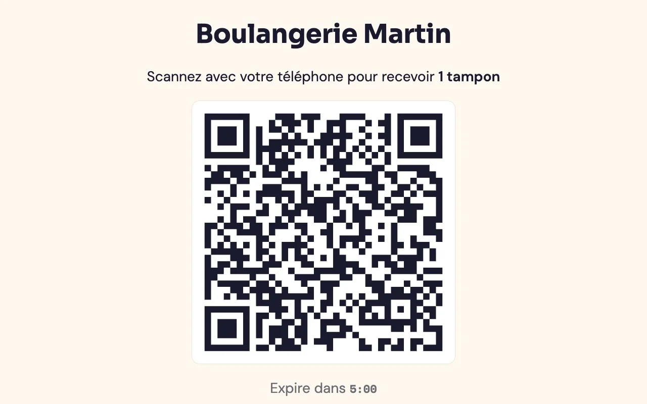 Le QR code affiché en plein écran, tourné vers le client, avec le nom du commerce